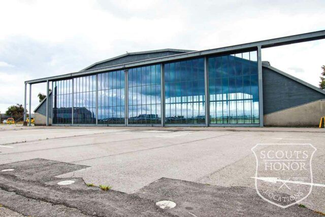 hanger store vinduer lufthavn højt til loftet location denmark scoutshonor 04