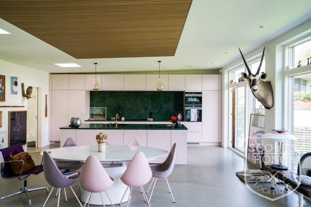 modern architecture pink kitchen udsigt til sø location denmark scoutshonor 76