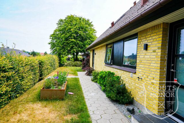 villa farver fyn gule mursten moderne location denmark scoutshonor 09