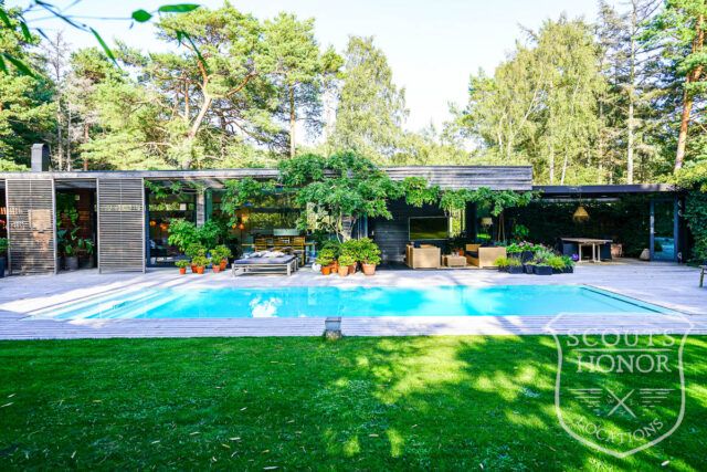 skåne arkitekttegnet villa udendørs pool naturområde luksus location denmark scoutshonor 078